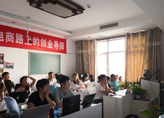 红粉笔电商学院加盟